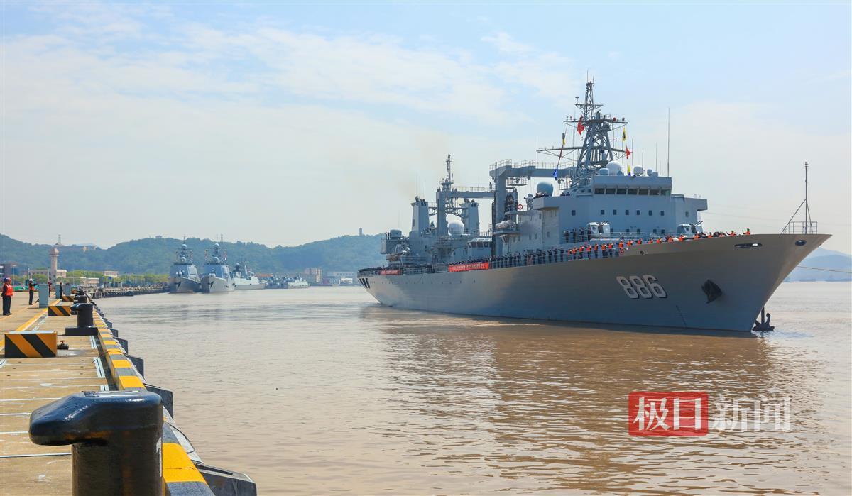 4月28日上午10时许，海军第44批护航编队从浙江舟山某军港解缆起航，前往亚丁湾、索马里海域接替第43批护航编队执行护航任务。图为千岛湖舰离码头。韩林 摄 (27).JPG