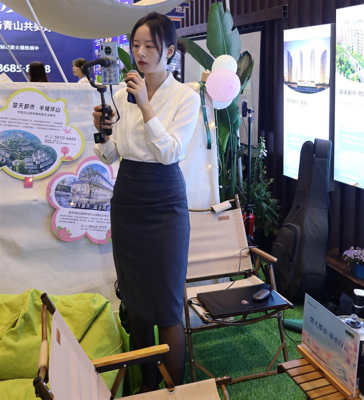 楚天地产星主播亮相活动现场。.jpg