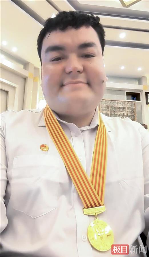 2023年5月4日，玉苏普江荣获“湖北省青年五四奖章”。  （受访者供图）.jpg