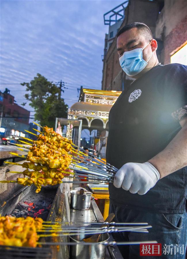 2022年4月18日傍晚，玉苏普江在烤羊肉串。（极目新闻记者 黄志刚 摄）.jpg