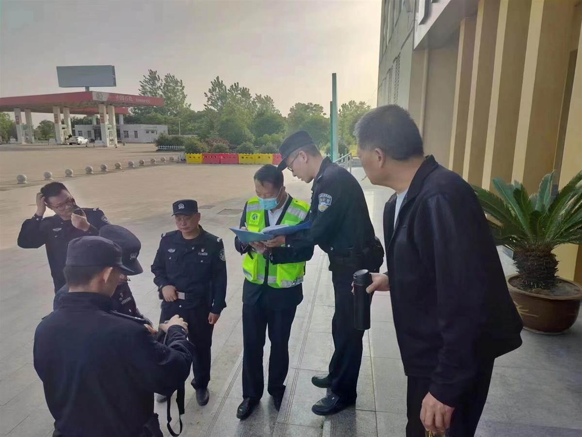 联交投公司华容服务区将乘客遗落的皮包交由辖区民警联系处理.jpg