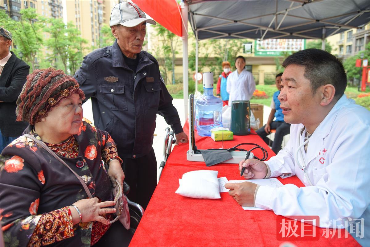 5月6日，彭贤钊在荆州经开区滩桥镇新桥社区开展义诊，社区居民魏本安在和他交流。。（极目新闻记者 黄志刚 摄）.jpg