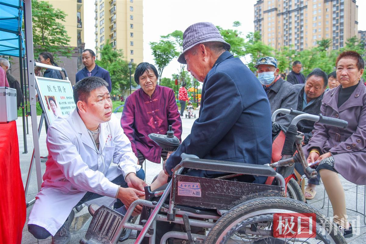 5月6日，荆州区人大代表彭贤钊是一名中医诊所医生，利用周末休息时间，他在荆州经开区滩桥镇新桥社区开展义诊。 （极目新闻记者 黄志刚 摄） (2).jpg