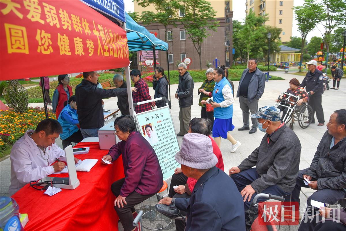 5月6日，彭贤钊在荆州经开区滩桥镇新桥社区开展义诊，吸引许多老人来到现场。（极目新闻记者 黄志刚 摄）.jpg