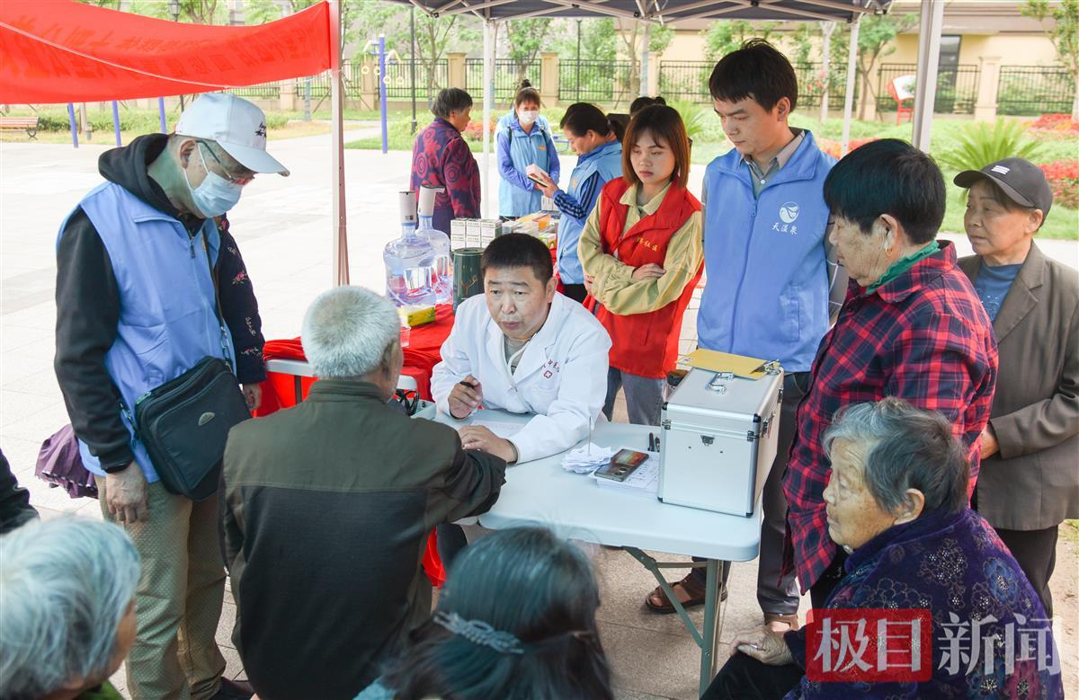 5月6日，彭贤钊在荆州经开区滩桥镇新桥社区开展义诊，现场吸引众多社区老人。（极目新闻记者 黄志刚 摄）.jpg