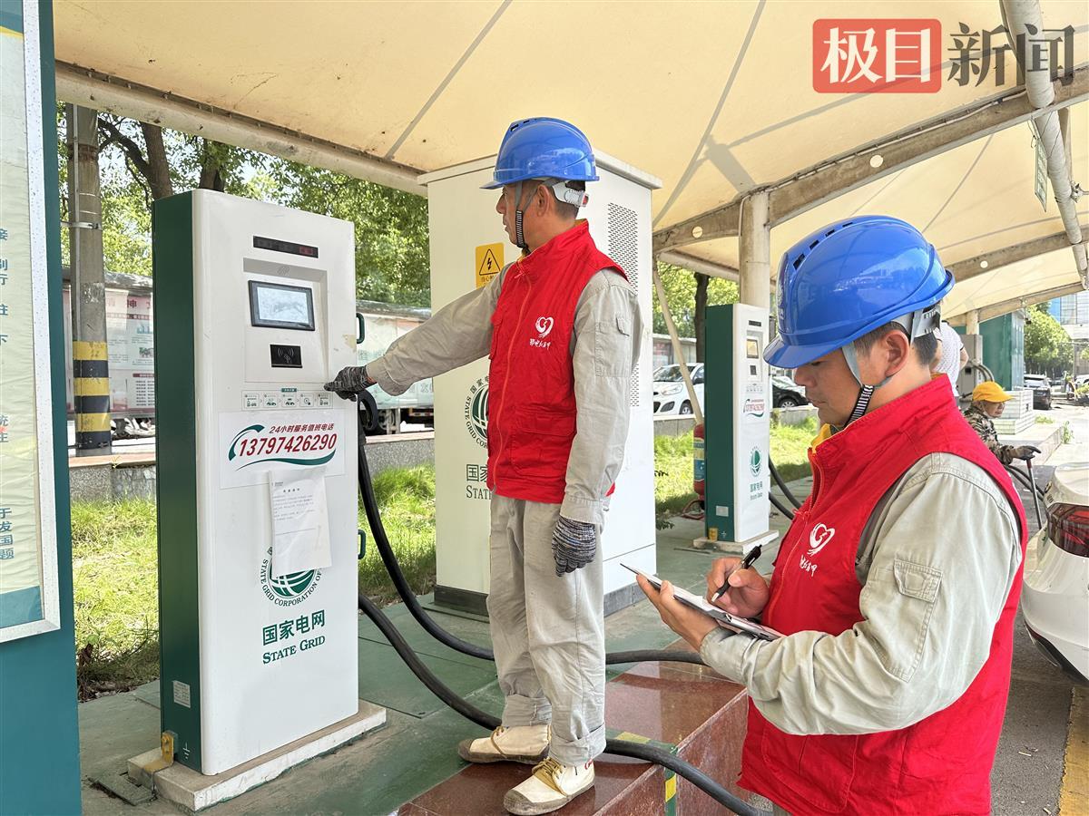 国网石首市供电公司的“鄂电红马甲”正在对小区充电桩进行义务巡检（通讯员供图）.jpg