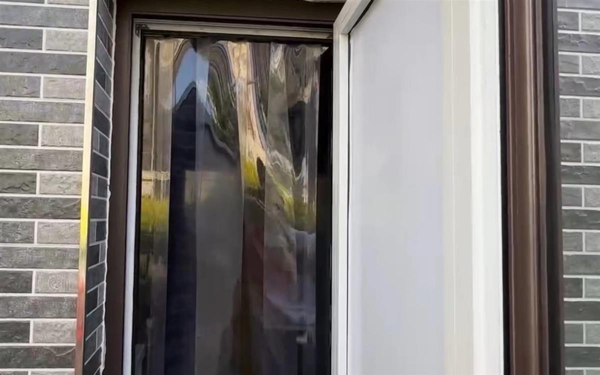 整改后的厕所玻璃门  图源：新京报.jpeg