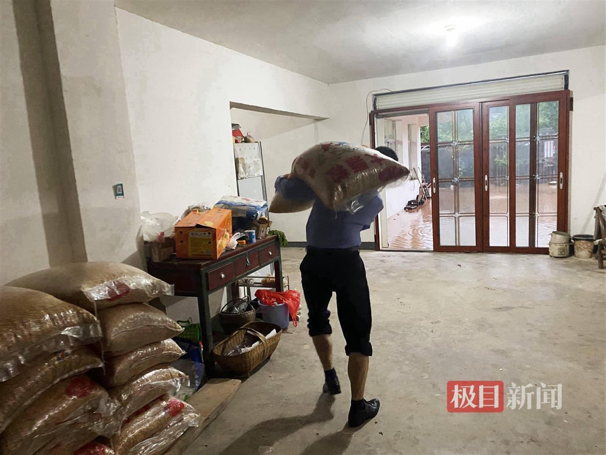 图3:民警正在搬移粮食。视频截图.jpg 图3:民警正在搬移粮食。视频截图.jpg