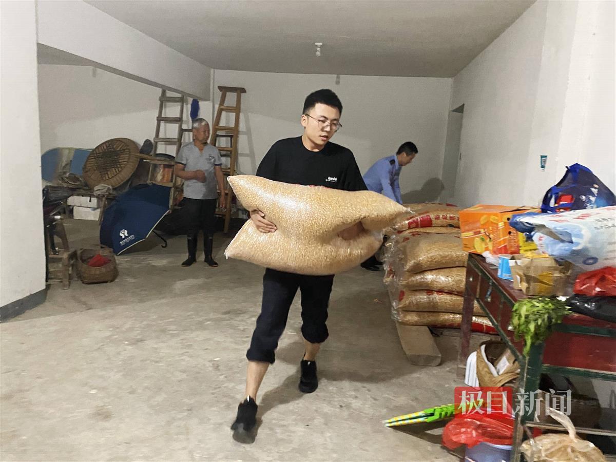 图4：民警正在搬移粮食。视频截图.jpg