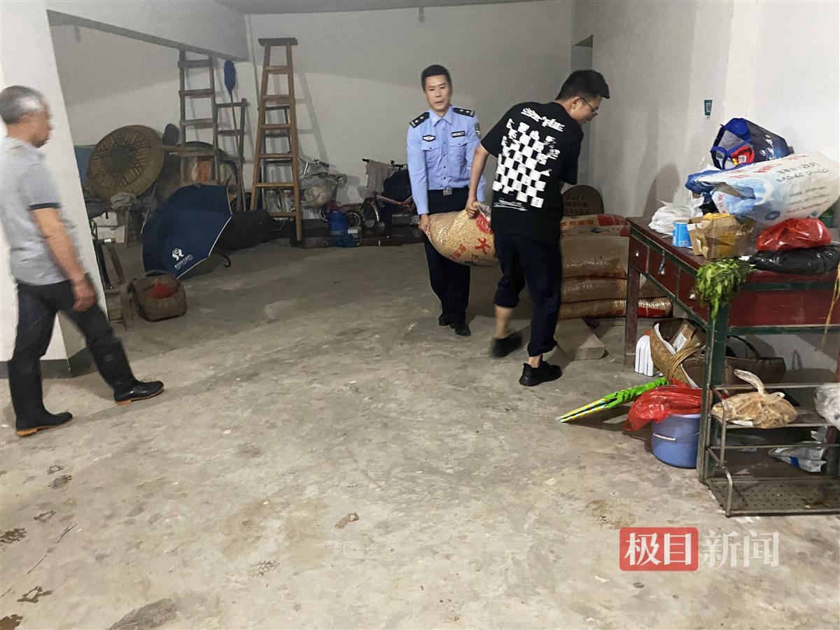图5：民警正在搬移粮食。视频截图.jpg
