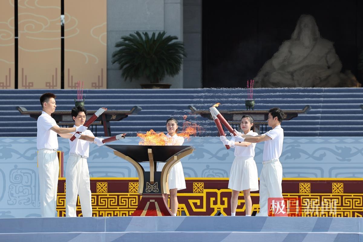 点燃圣火.李文军摄 (3).JPG