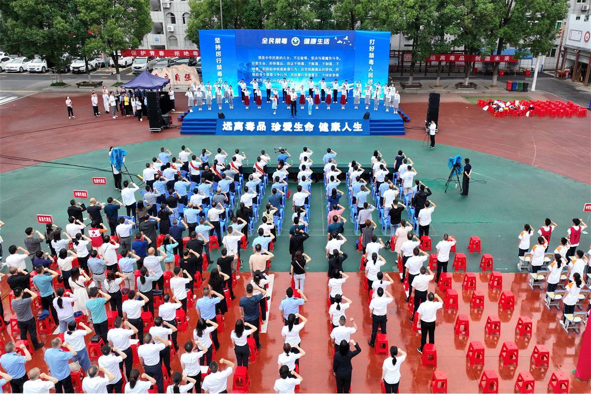 图2：航拍学生和现场人员集体宣誓现场。欧阳智慧 摄.jpg