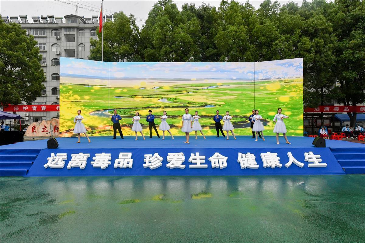 图7：演员们正在表演音乐情景快板。欧阳智慧 摄.jpg