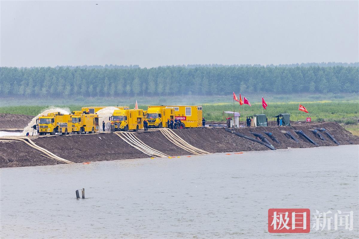 6月20日，国网石首市供电公司“鄂电红马甲”将移动电源调配到湖北省2023年防汛抗旱综合应急演练现场.jpg