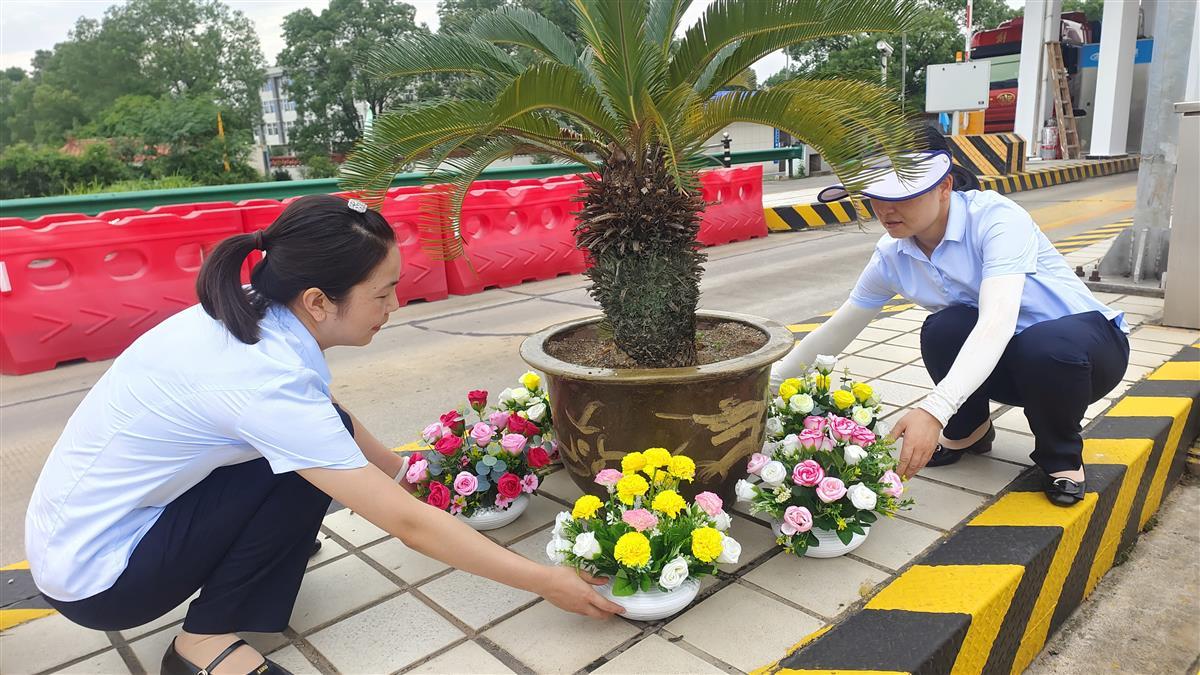 鄂东运营公司黄梅管理所在费亭摆放鲜花，营造节日氛围.jpg