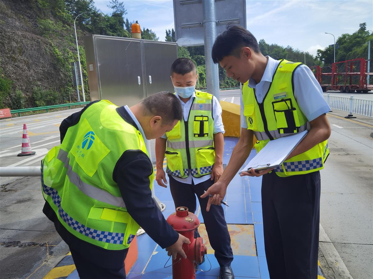 鄂西运营公司恩施管理所工作人员对收费岛消防栓进行检查(张译丹 摄）.jpg
