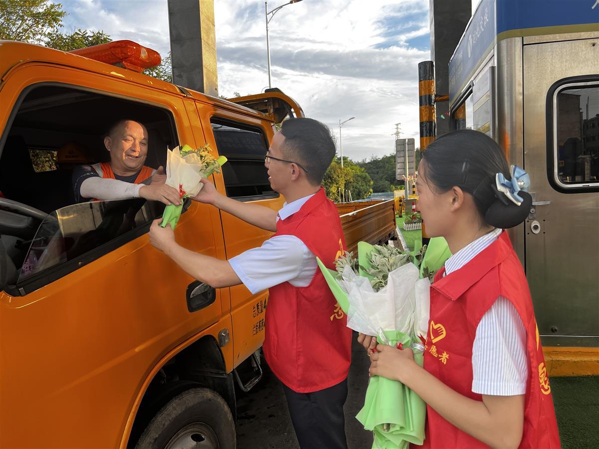 武黄运营公司枫林管理所赠送司乘DIY艾草花束，送出一份美好的祝愿。（1）.jpg