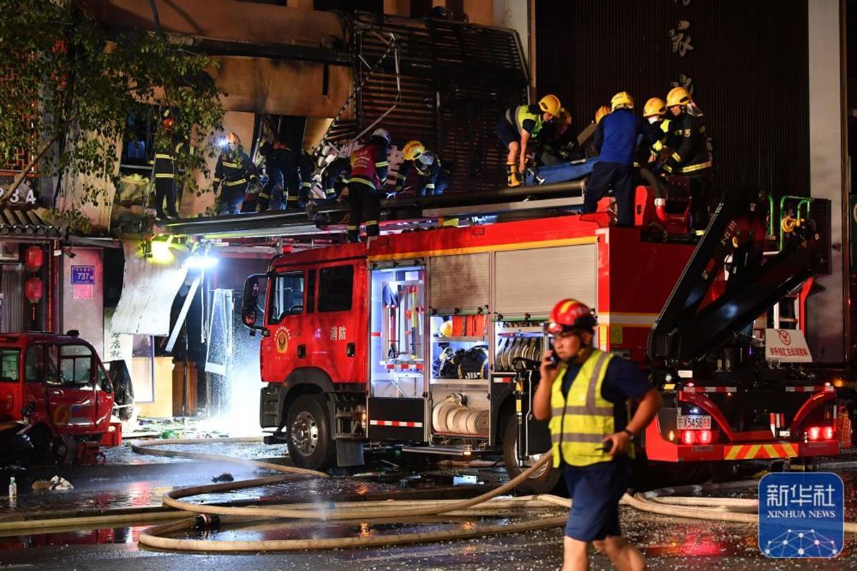 6月21日，消防救援人员在事故现场救援。图源：新华社.jpg
