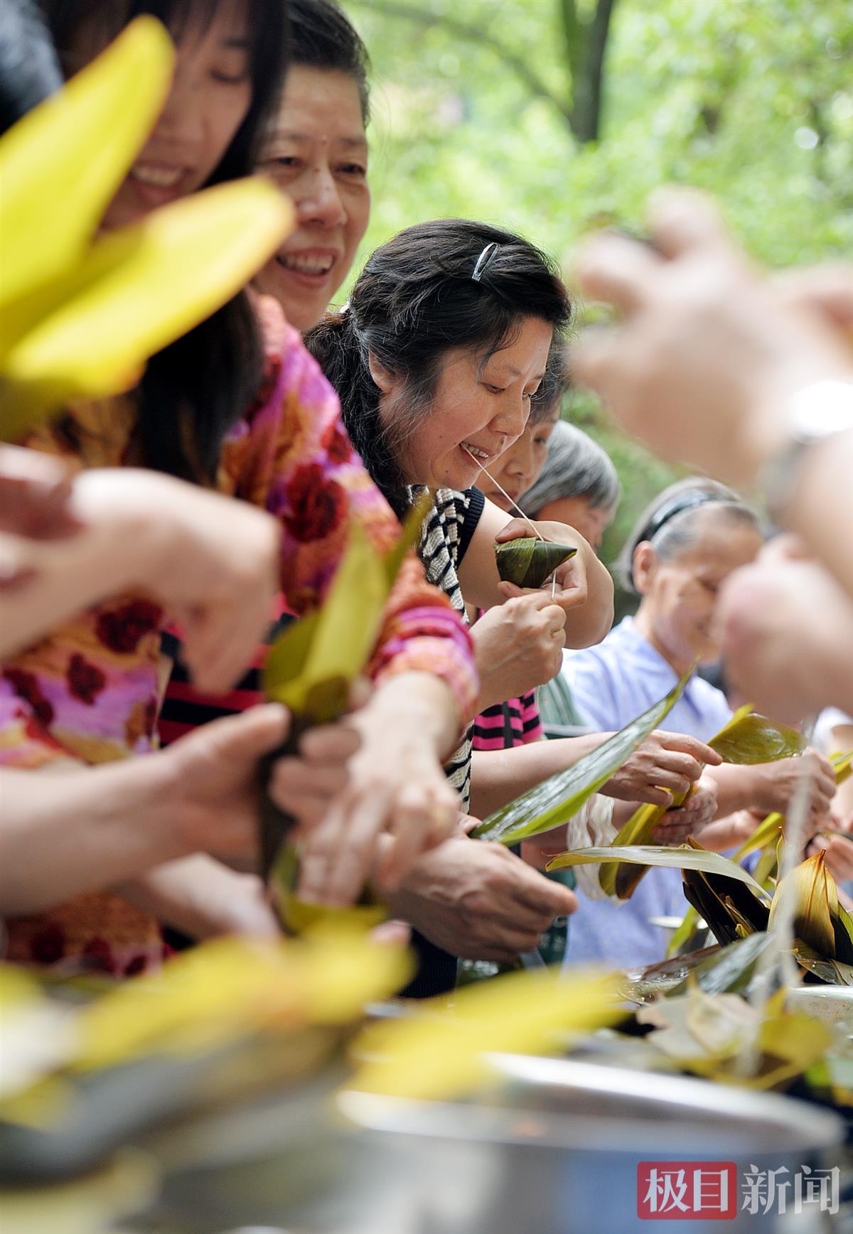 1134342_武昌读本珞珈山居民包粽子(萧颢_5.jpg
