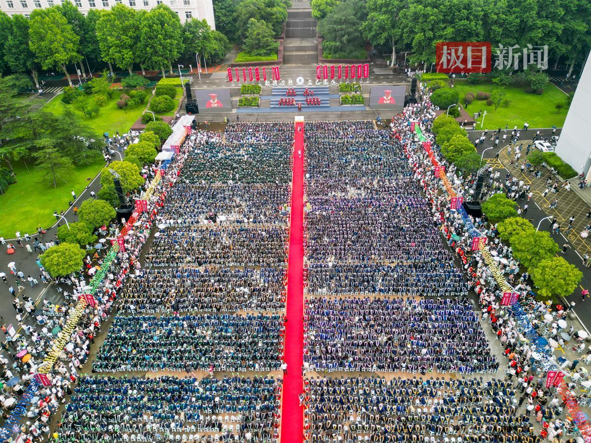 01.毕业典礼现场鸟瞰（学通社记者 高言曦 摄）