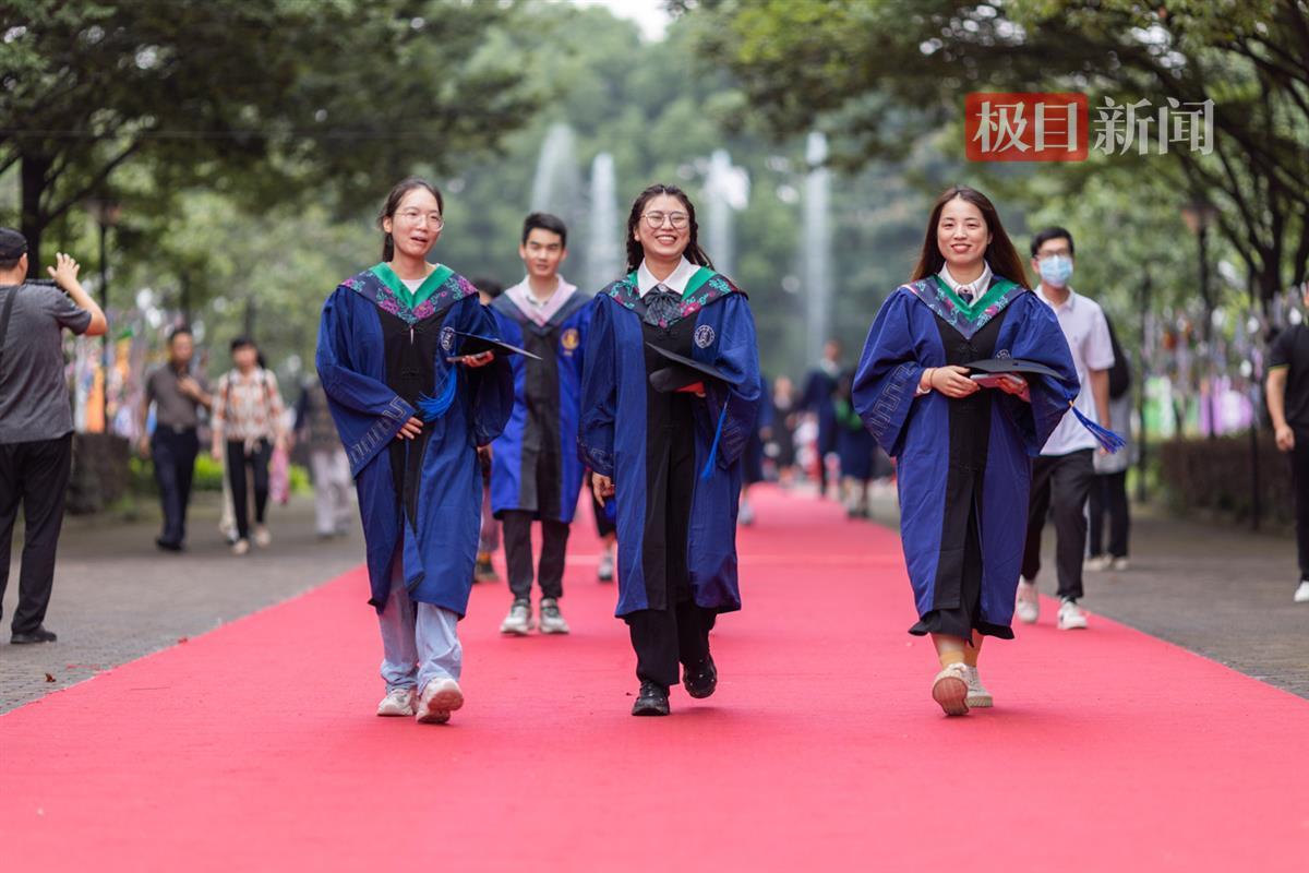 03.1毕业生走红毯（学通社记者 周全 摄）