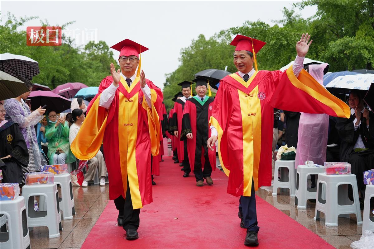 04导师团入场（记者 晏华华 摄）