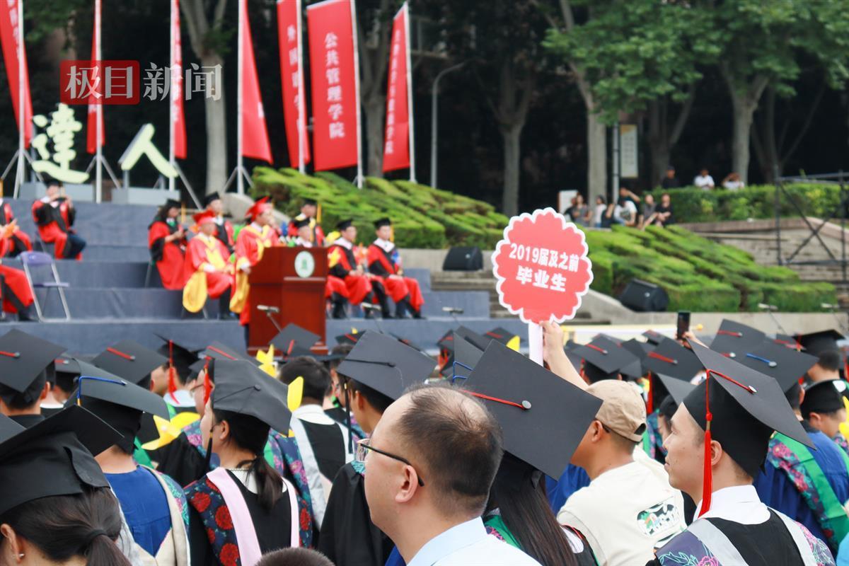 07。2019级之前毕业生（学通社记者 姬心怡 摄）