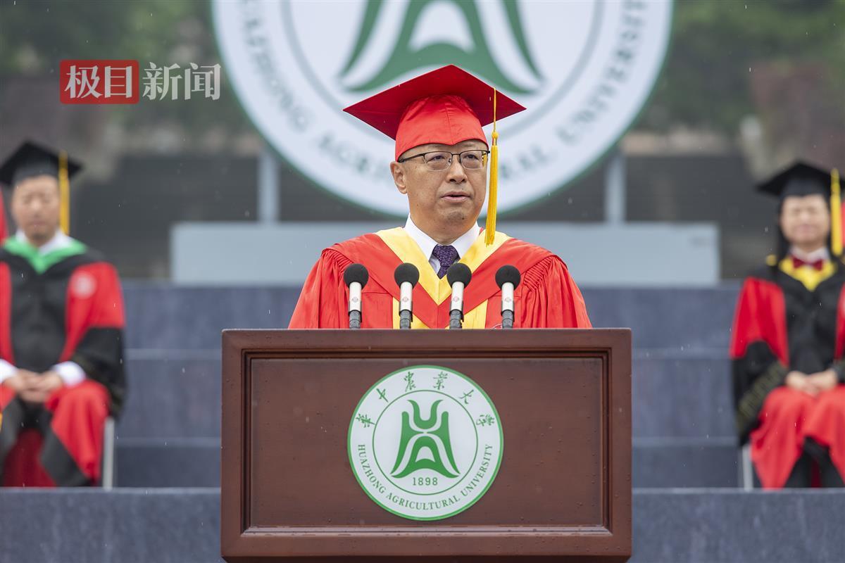 10校长李召虎讲话（记者 刘涛 摄）