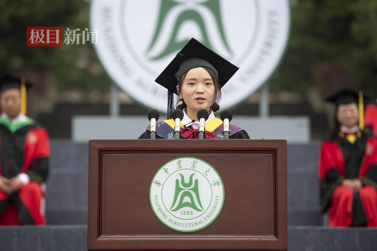 13毕业生代表，食品科学技术学院食品科学与工程专业张春香同学发言（记者 刘涛 摄）