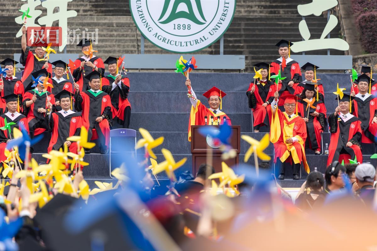 22挥动狮山风（学通社记者 周全 摄）