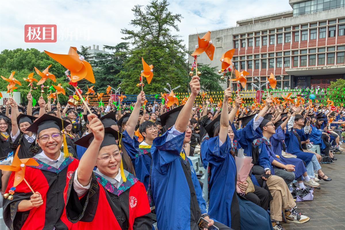 毕业生欢呼（学通社记者 周仁杰 摄）-18