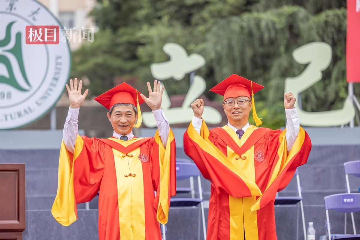 21高翅李召虎与师生互动（学通社记者 李明城 摄）