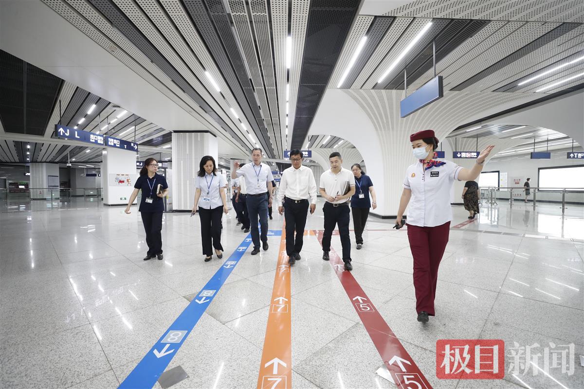 武汉地铁集团党委书记、董事长张军对新增的连续指引标志逐一感受。袁永华 摄.jpg