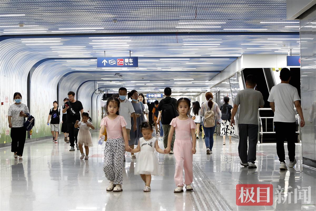 7号线换乘5号线通道。袁永华 摄.JPG