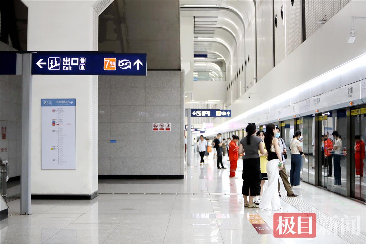 8号线候车站台，左则设置有门架式吊挂标志及贴附式线路图标志。袁永华 摄.JPG