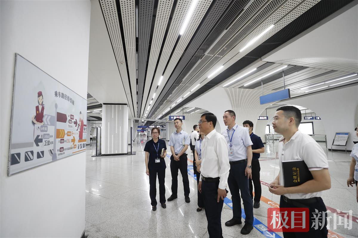 武汉地铁集团党委书记、董事长张军调研徐家棚地铁站。袁永华 摄.jpg