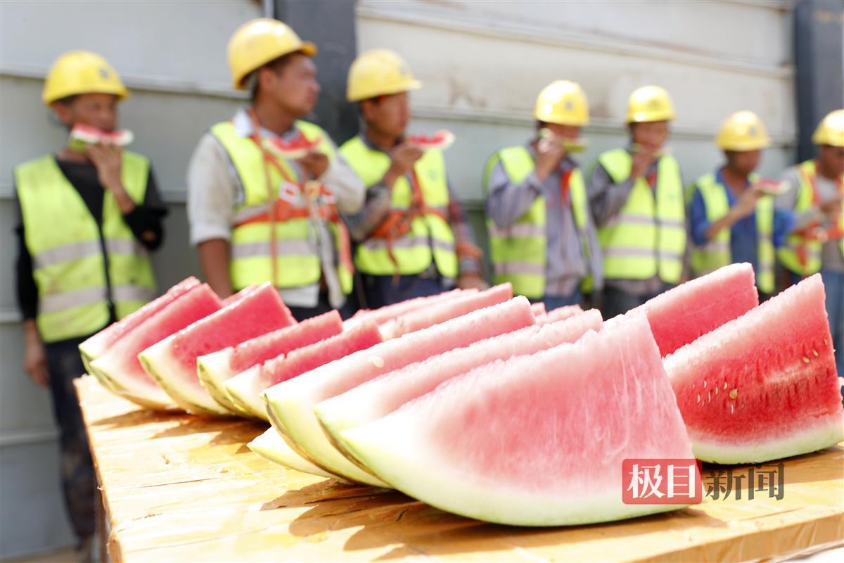 地铁建设者吃西瓜消暑。袁永华 摄 (1).JPG