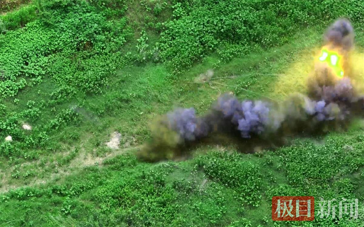 图1：7月15日，保康警方销毁1053枚过期雷管现场。.jpg