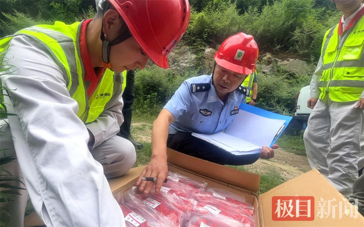 图3：7月15日，保康民警对销毁数量进行清点核对。.jpg