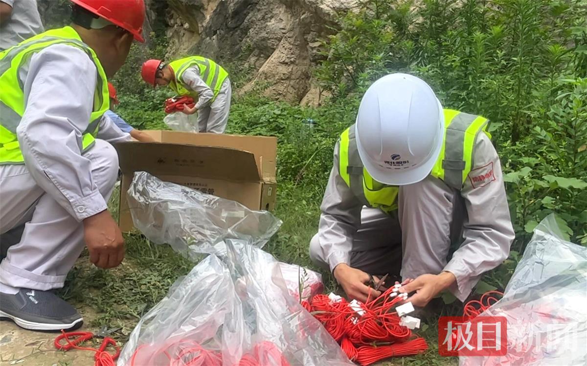 图4：7月15日，爆破人员对导爆管和雷管切割分离。.jpg