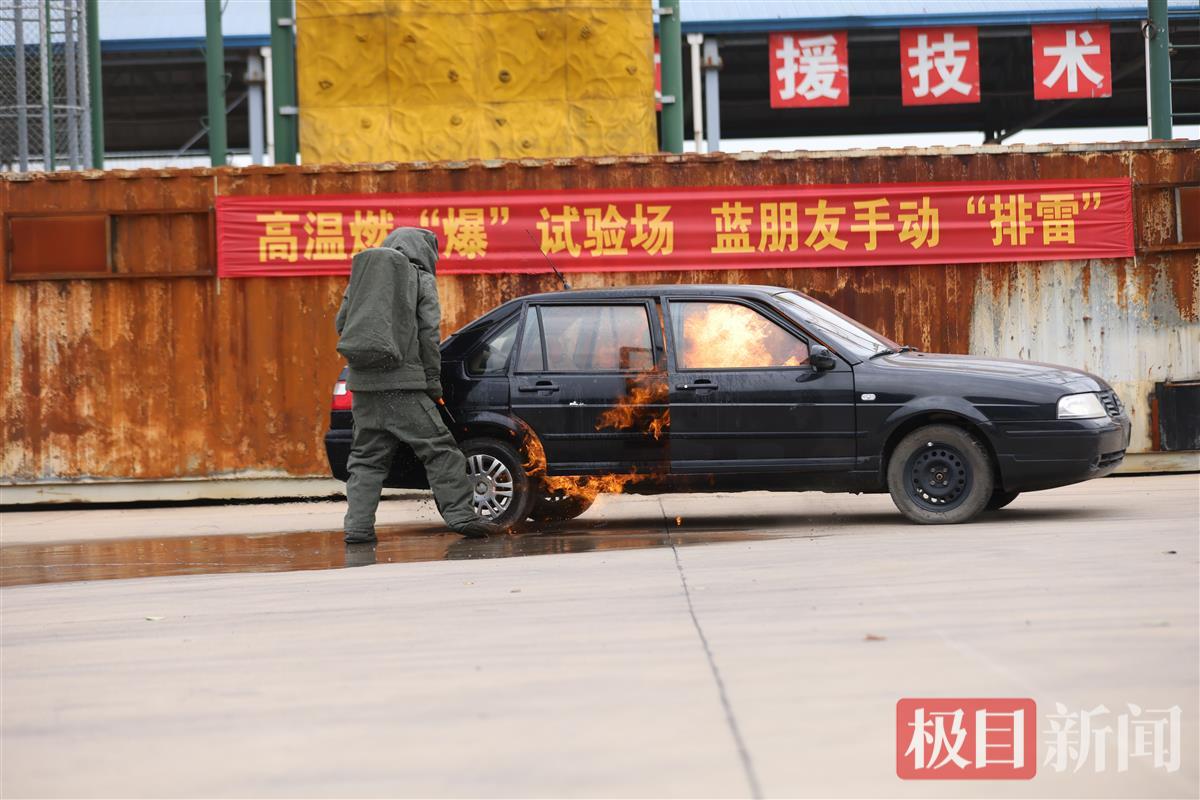 实验人员将“网红降温喷雾”喷洒在车内，遇到明火瞬间引发轰燃。.jpg