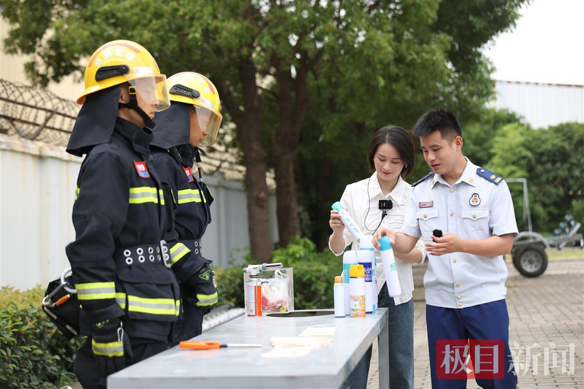 实验人员就驾乘人员夏季使用度较高的防晒喷雾、除臭剂、花露水、消毒酒精的燃烧性能进行了现场实验。.jpg