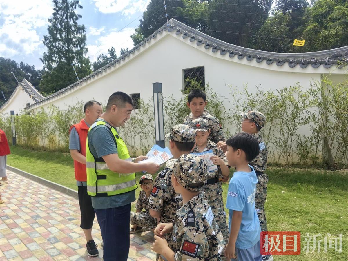志愿服务队上门宣讲,筑牢防溺水安全防线 | 极目新闻