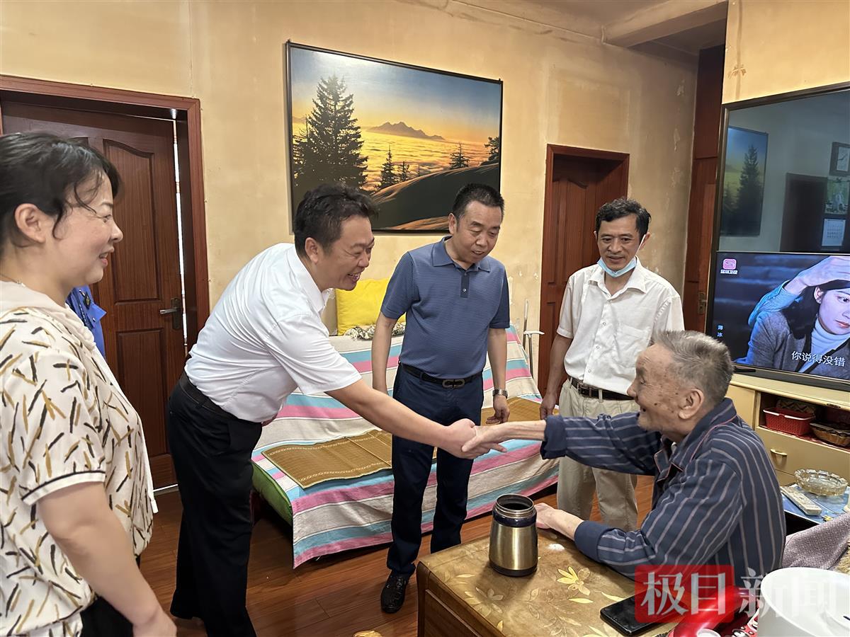 上门为干休所退伍老军人送温暖 (2).JPG