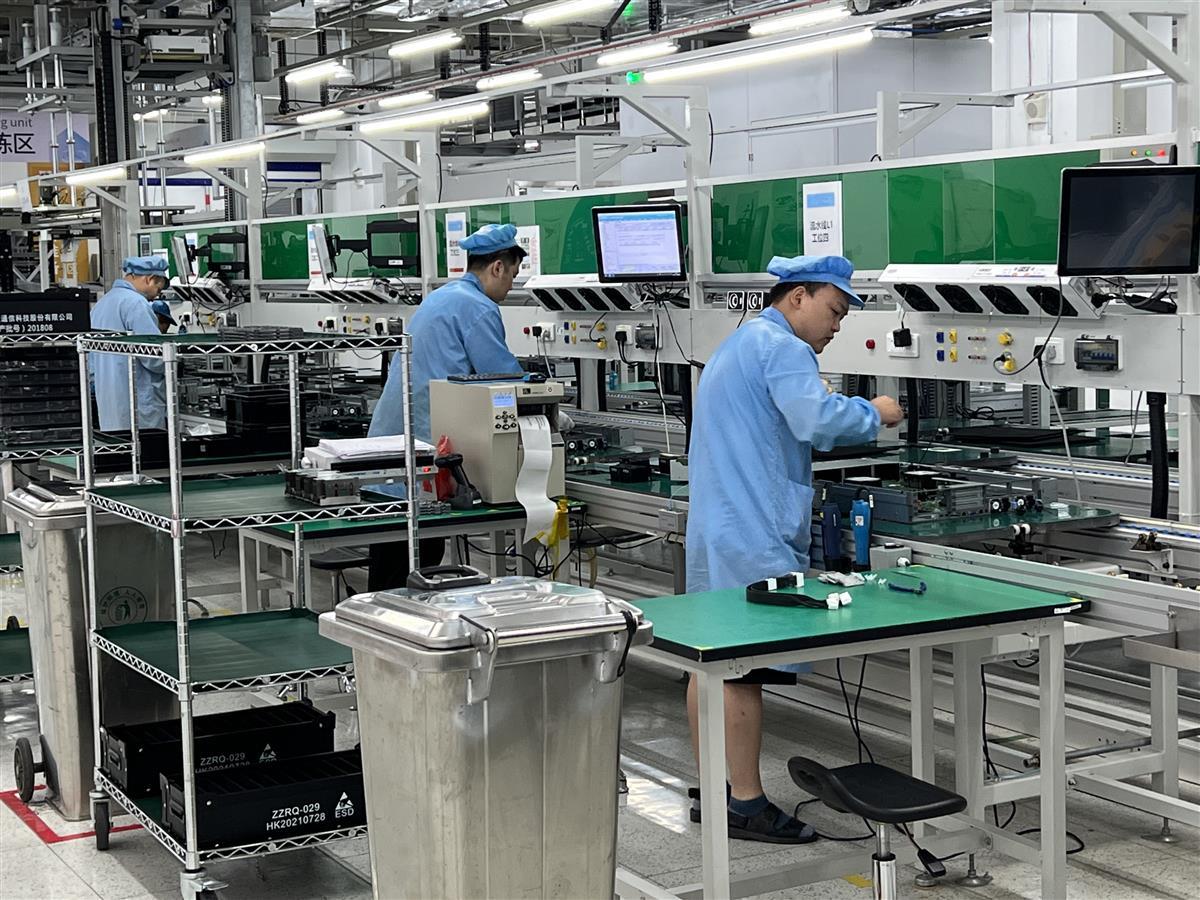 2现代化的工业互联网生产线.jpg 2现代化的工业互联网生产线.jpg