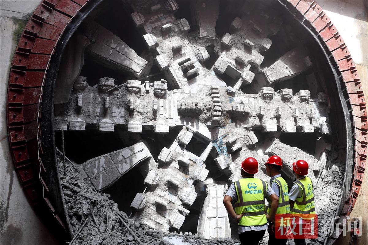 武汉地铁12号线首个盾构区间贯通，图为作业人员检查刀盘磨损情况。袁永华 摄_看图王.jpg