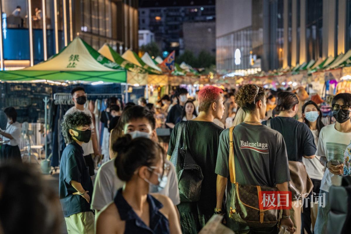 夏夜逛武汉万象城潮流市集的年轻人.png 夏夜逛武汉万象城潮流市集的年轻人.png