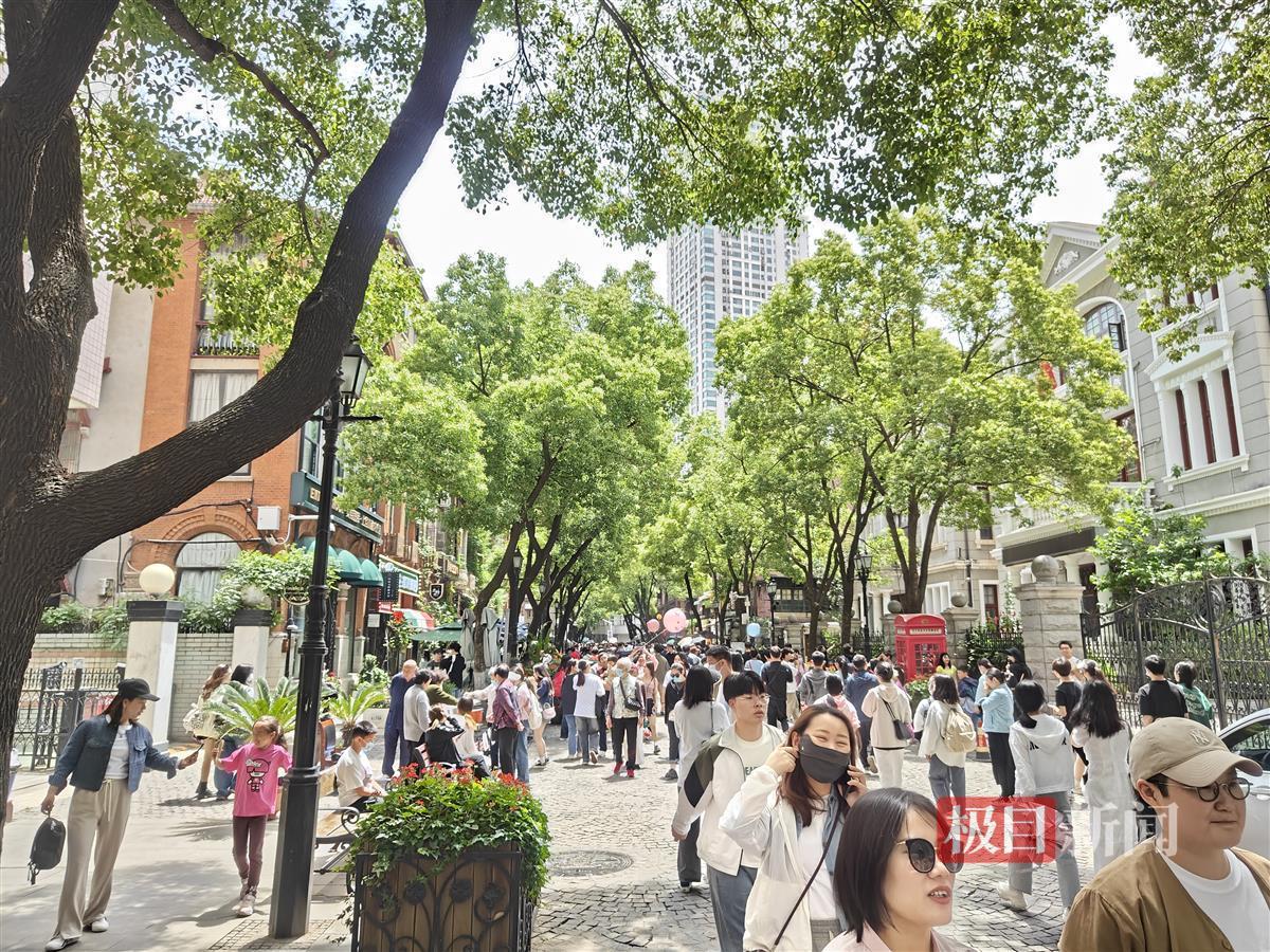 黎黄陂路上游客熙熙攘攘.jpg 黎黄陂路上游客熙熙攘攘.jpg