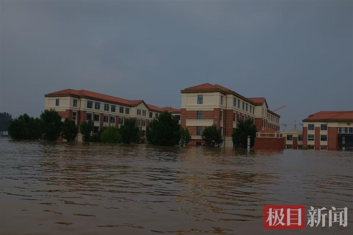 河北涿州东张村书记进村救援，望着满眼的洪水哽咽了：太难过了_凤凰网视频_凤凰网
