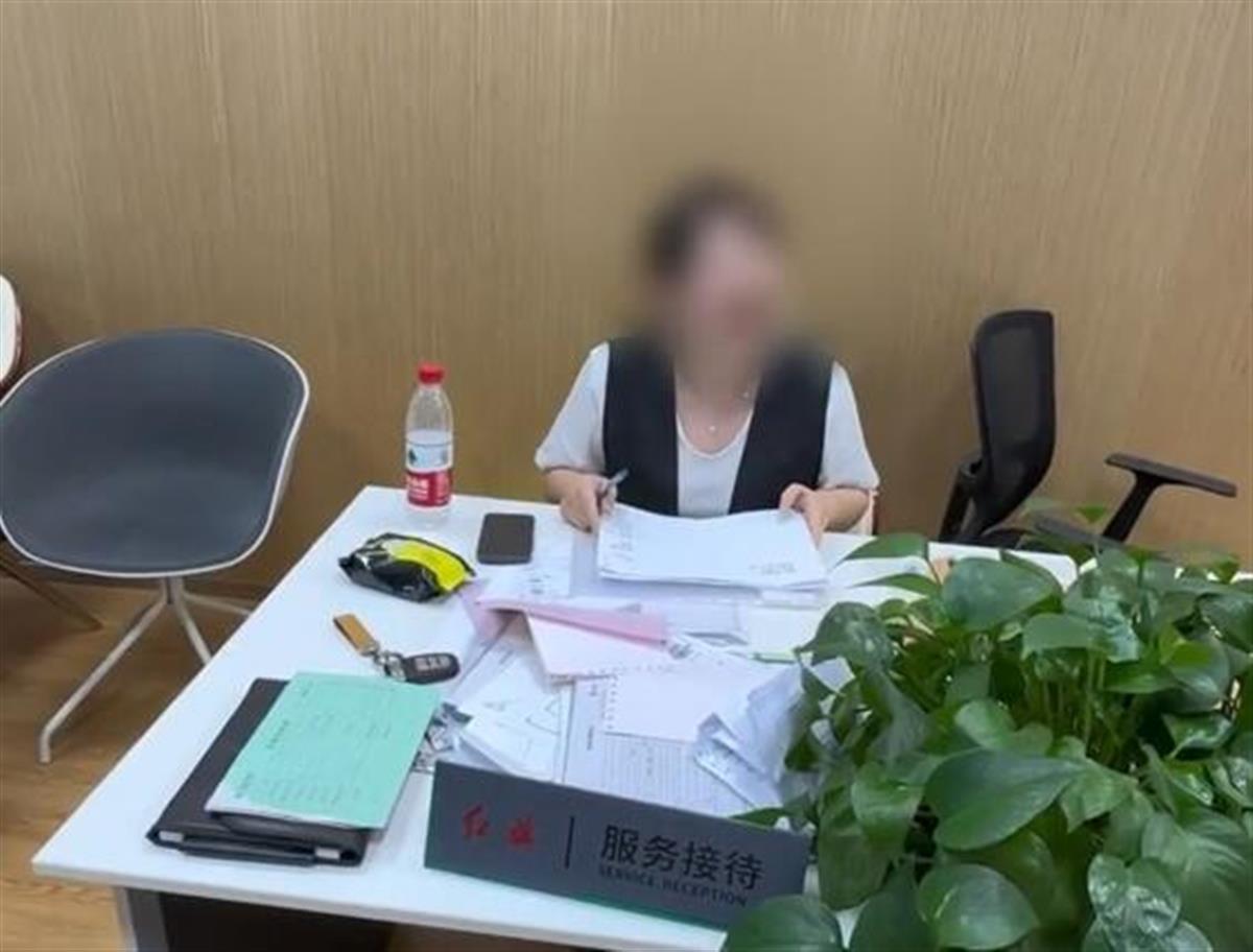 女子坐在4S店服务接待位置女子虐待:你欠我责骂
